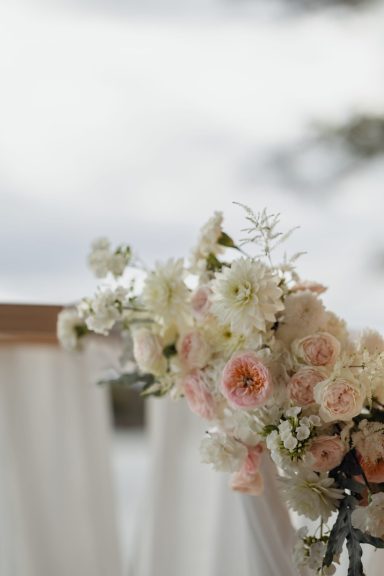 Bunte Blumenarrangement mit weißen und rosa Blüten, dekoriert für eine Veranstaltung.