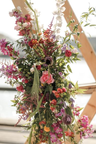 Bunte Blumenarrangement mit verschiedenen Pflanzen in einer hellen Umgebung.
